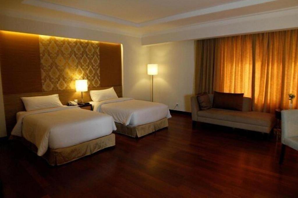 Grand Basko Hotel Padang  Exterior photo