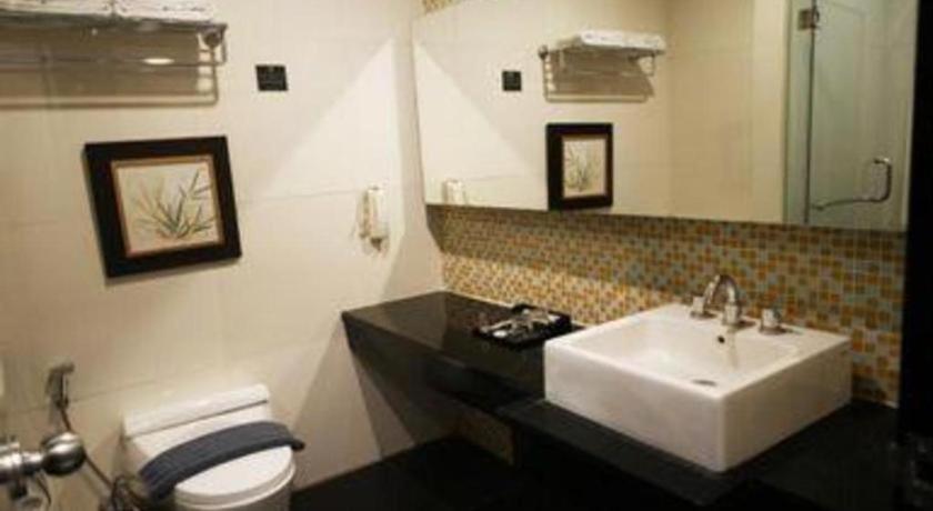 Grand Basko Hotel Padang  Exterior photo